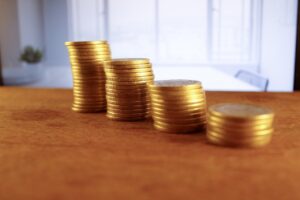 Giovane pensionato sorride, riflettendo sui vantaggi della pensione con 20 anni di contributi.