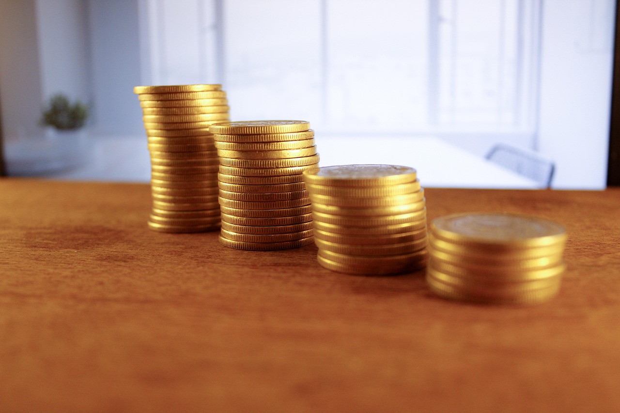 Giovane pensionato sorride, riflettendo sui vantaggi della pensione con 20 anni di contributi.