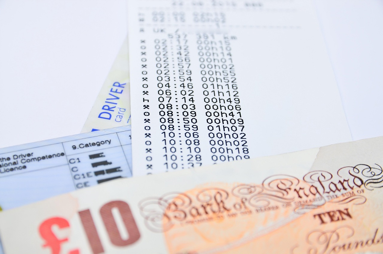 Grafica informativa sulle esenzioni del bollo auto per over 70 nelle diverse regioni italiane nel 2026.