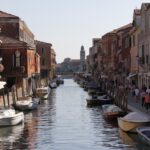 Vista romantica dei canali veneti, perfetta per una passeggiata indimenticabile.