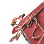 Cinque libri consigliati per riscoprire il piacere della lettura.