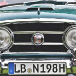 Uomo anziano felice con documento del bollo auto, simbolo dell'esenzione per over 75.