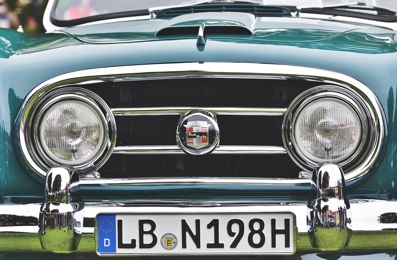 Uomo anziano felice con documento del bollo auto, simbolo dell'esenzione per over 75.