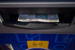 Prelievo al bancomat con importo di 300 euro e avviso di controllo fiscale.