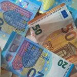 Vecchie banconote da 20 e 50 euro in evidenza, con informazioni su ritiro e sostituzione.