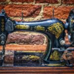 Macchina da cucire Singer del 1970 in ottime condizioni, simbolo di artigianato e design vintage.