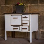 Immagine di una stufa moderna con un'infografica sui bonus per la sostituzione in Italia nel 2025.