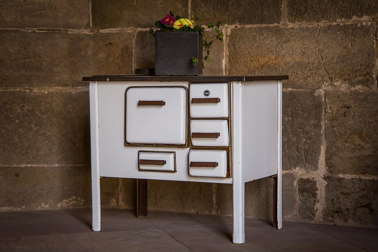 Immagine di una stufa moderna con un'infografica sui bonus per la sostituzione in Italia nel 2025.