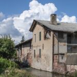 Fabbricazione artigianale della carta nel borgo marchigiano, con materiali naturali e antiche tecniche.