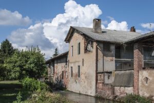 Fabbricazione artigianale della carta nel borgo marchigiano, con materiali naturali e antiche tecniche.
