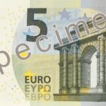 Dettaglio di una banconota da 5 euro con un segno distintivo che indica un possibile problema.