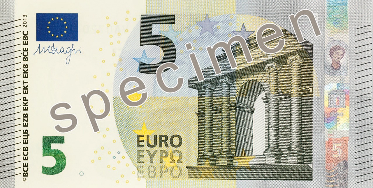 Dettaglio di una banconota da 5 euro con un segno distintivo che indica un possibile problema.