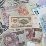 Banconote rare in primo piano, con testo informativo su scadenze di cambio in banca.