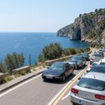 Auto parcheggiata con un cartello 'Esenzione bollo per over 70' in evidenza.