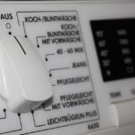 Immagine di un elettrodomestico moderno con simboli di risparmio energetico e un computer che mostra la domanda online.