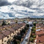 Immagine di una casa con un cartello "Nuova tassa 2026" affisso sulla porta.