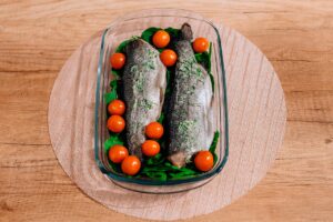 Merluzzo al forno perfettamente cotto, succoso e dorato, pronto da servire.