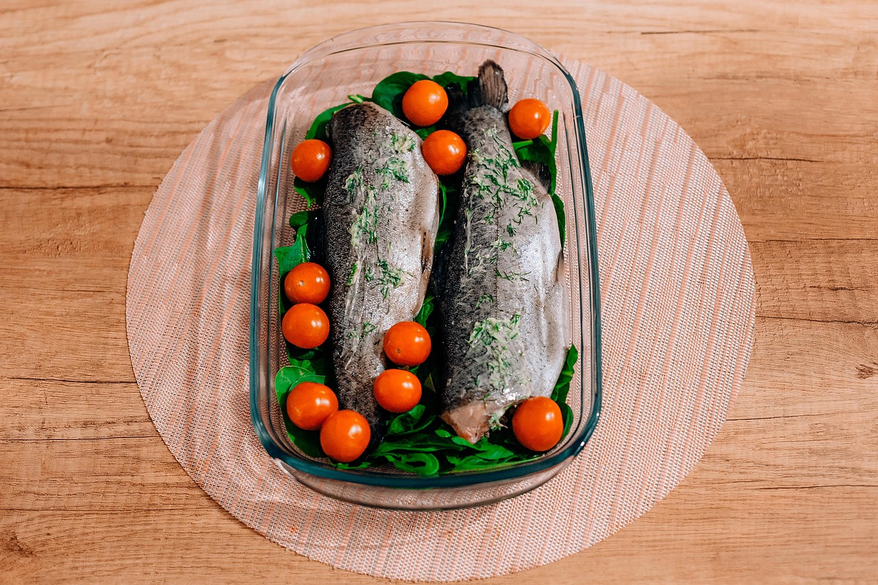 Merluzzo al forno perfettamente cotto, succoso e dorato, pronto da servire.