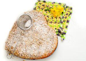 Sbriciolata alla Nutella fresca e appetitosa, pronta per essere servita.