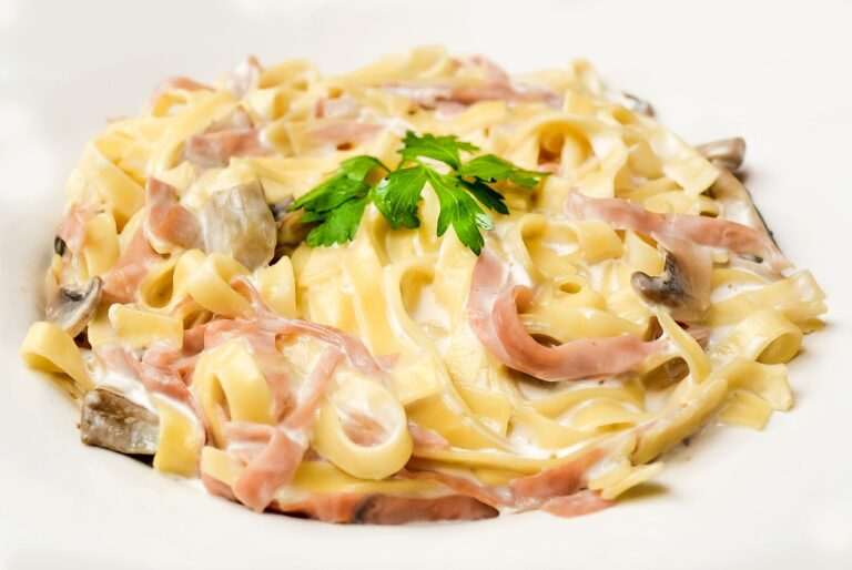 Come preparare la pasta con panna e prosciutto: ecco il trucco cremoso