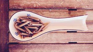 Penne al baffo cremose servite in un piatto bianco, con salsa rossa e guarnizione di basilico.