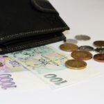 Immagine di un conto corrente cointestato con simboli di denaro e una croce, rappresentante la questione eredità.