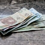 Immagine di un conto corrente cointestato, simboli di denaro e documenti legali.