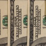 Uomo felice che legge un notiziario sulle nuove norme pensionistiche del 2026.