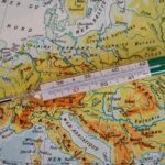 Over 65 che consulta un documento sui criteri di esenzione ticket sanitario