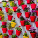 Giardino verticale con piante verdi su parete, ideale per abbellire spazi abitativi.