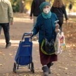 Anziani che consultano documenti per il reddito di cittadinanza nel nuovo anno.