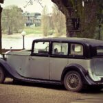 Immagine di un'auto con un anziano al volante, simbolo dei vantaggi del bollo auto per over 70.