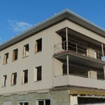 Immagine di un condominio in ristrutturazione, simbolo del bonus del 50% per lavori nel 2026.