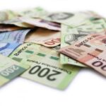 Immagine di un consulente CAF che assiste un cliente nella richiesta di bonus ISEE 2026.