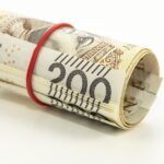 Uomo di 70 anni sorride, simbolo di esenzione fiscale per il 2026.