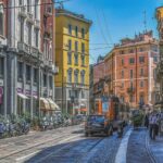 Anziani che utilizzano il trasporto pubblico gratuito, sorridenti e felici, in una città italiana.