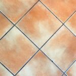 Fughe dei pavimenti prima e dopo il trattamento di sbiancamento, evidenziando il miglioramento.