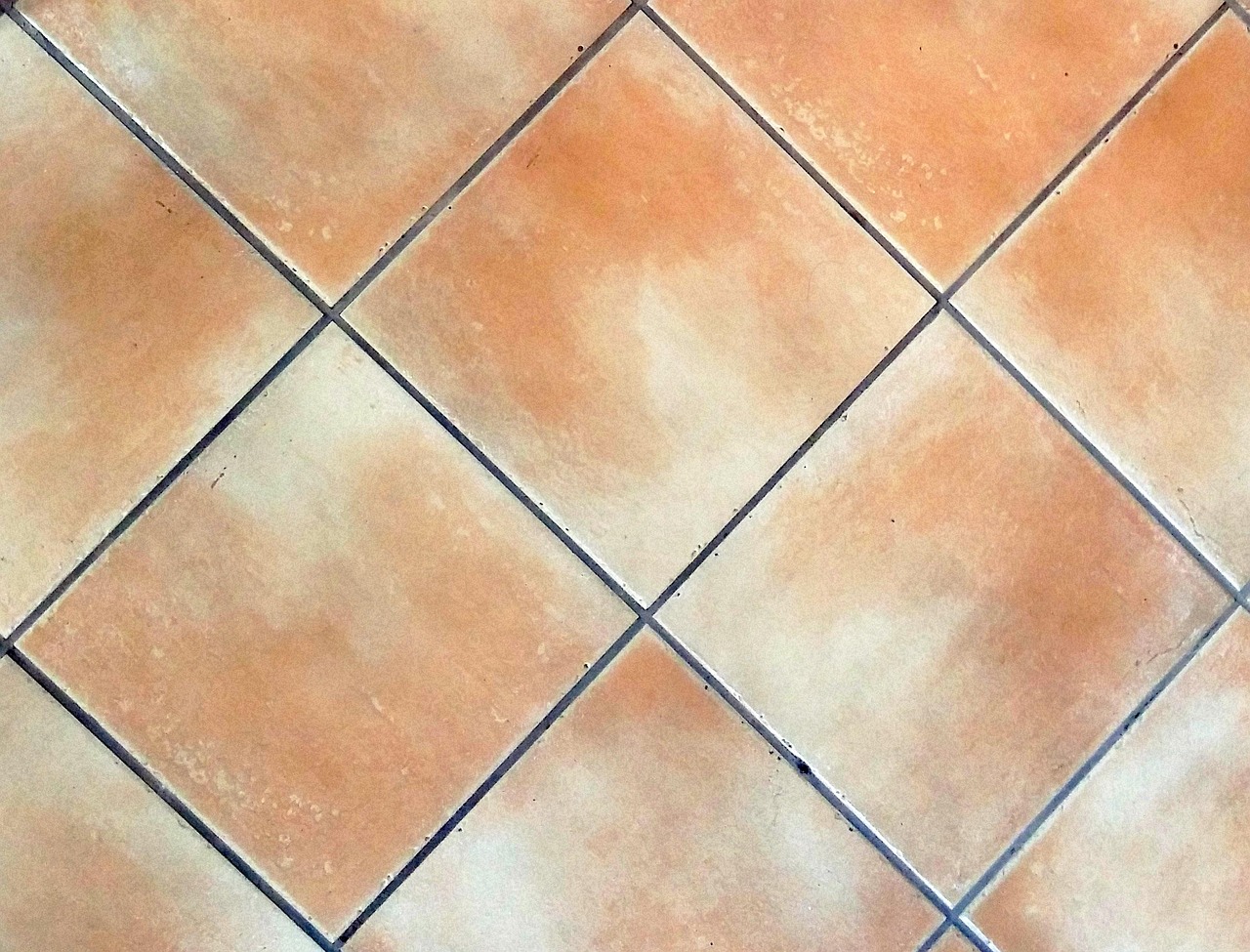 Fughe dei pavimenti prima e dopo il trattamento di sbiancamento, evidenziando il miglioramento.