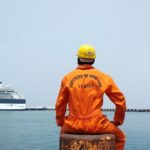 Immagine di un esperto che analizza documenti fiscali per evitare errori nei controlli IMU.