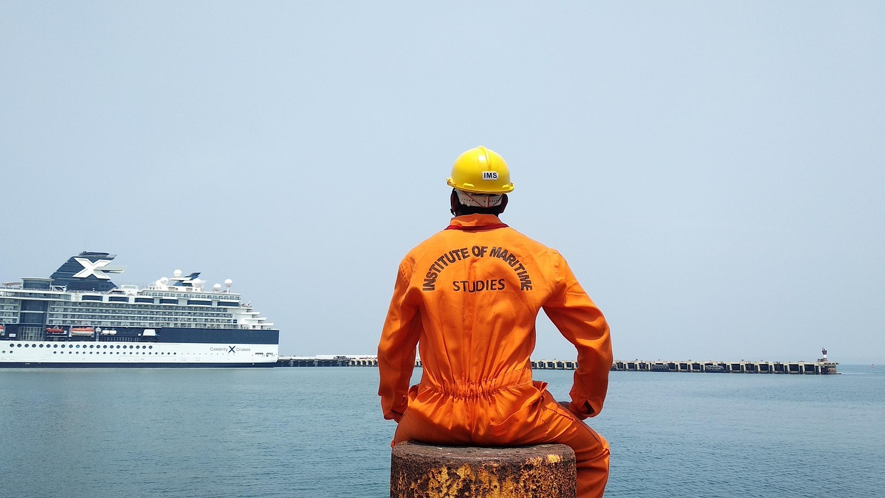 Immagine di un esperto che analizza documenti fiscali per evitare errori nei controlli IMU.