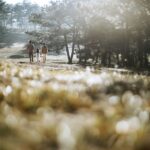 Genitori discutono di opportunità di finanziamento e agevolazioni fiscali per le famiglie nel 2026.