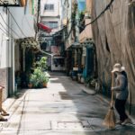 Immagine di un pensionato felice in una zona svantaggiata, simbolo del pensionamento anticipato 2026.