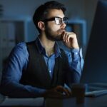 Immagine di un uomo pensieroso, simbolo degli uomini più intelligenti dello zodiaco.