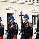 Maresciallo dei carabinieri in uniforme, simbolo delle forze armate italiane e del loro compenso.