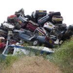 Immagine di un'auto elettrica con simboli di rottamazione e incentivi per il 2026.