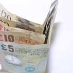 Due mani che tengono una chiave simbolica, rappresentando la successione ereditaria e i conti correnti.