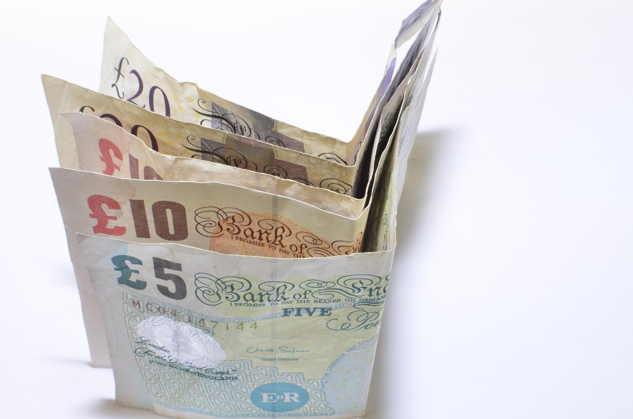 Due mani che tengono una chiave simbolica, rappresentando la successione ereditaria e i conti correnti.