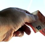 Immagine che illustra la successione ereditaria con un focus su importi sotto i 100.000 euro.