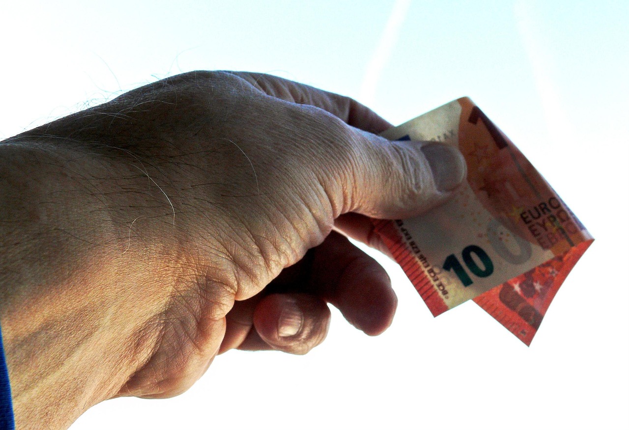 Immagine che illustra la successione ereditaria con un focus su importi sotto i 100.000 euro.