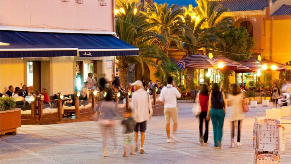 Immagine informativa sulla tassa di soggiorno 2026 e le esenzioni nei vari comuni italiani.